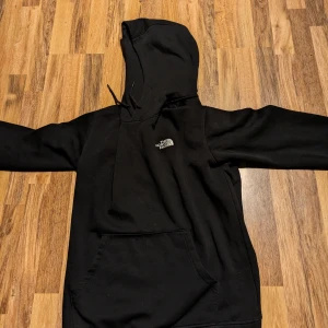 North the face hoodie - Skick 9/10 som ny, Köpte den i vintras men märkte att den var lite för stor. Passar både M och L. Skicka meddelande om du har frågor. Möter gärna upp dig i Jönköping 