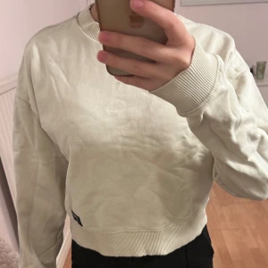 Sweatshirt  - Jätte fin crop top sweatshirt💗använt några gånger