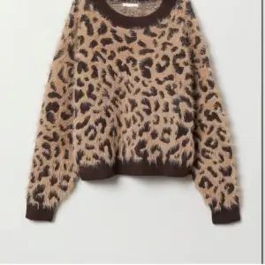 Denna super fina leopardmönstrade stickade tröjan från hm