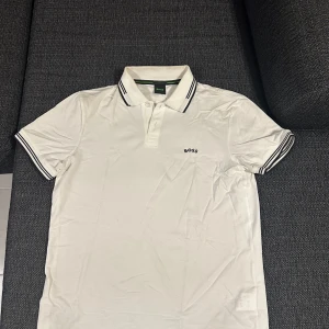 Boss piké tshirt - Väldigt fin Boss piké t-shirt i storlek S Använt ett fåtal gånger, mycket fint kvalite på den. Köpt från zalando för över 1000kr.  
