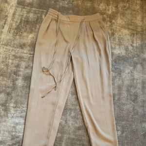 Beige byxor - Byxor från zara  Storlek XS Kan hämtas från Solna Stockholm 