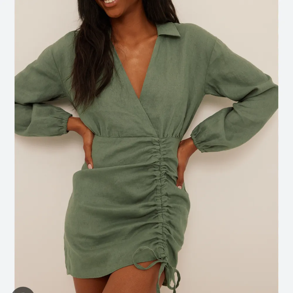 Säljer denna fina gröna klänningen från NAKD. Materialet är i linne så är ej så stretchig, men skulle säga att den är sann och de är storlek 36.  Behövs ha en rejäl strykning, men de löser jag innan bokad frakt. Använd ett fåtal gånger🥰. Klänningar.
