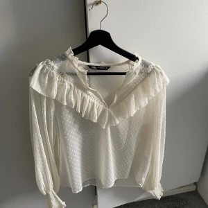 Blus  - Vit blus använd nyskick använd 2 ggr 