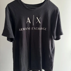 Armani t-shirt - Schyst tröja från Armani. Mycket bra skick.