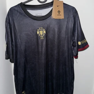 Portugal special edition  - Portugal special edition fotbollströja i storlek S den är helt ny och den är i nytt skick kan även frakta den om det behövs. Kontakta gärna mig om du har några frågor