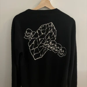 Zadig Voltaire - Size medium fits S/M. 100% cashmere jättebra skick. Nypris över 4000kr. Väldigt skön och snyggt tryck på ryggen. 