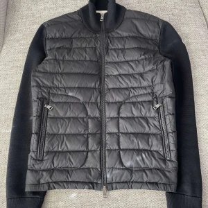 Moncler cardigan  - Cond: 9/10 Size: M Ny pris: 8000 Kvitto finns!