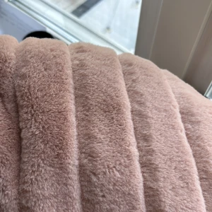 Fluffig jacka - Fluffig helt oanvänd jacka från Gina tricot. Storlek s och säljer pågrund av att den är för liten. Super mysig och skön. Jackans färg är konstig i ljuset så därför är bild 1 en närbild på färgen. 