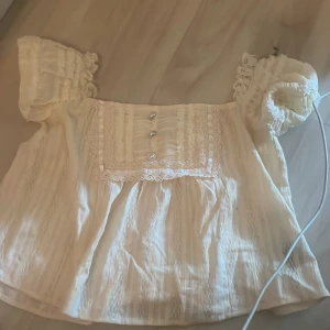 Top - Cropped, aldrig använd. Storleken står s men jag skulle säga det är xs. 