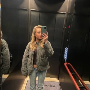 Zara jacka - Trendiga jackan från zara! Används tyvärr aldrig av mig:) storlek XL men sitter som en oversized M