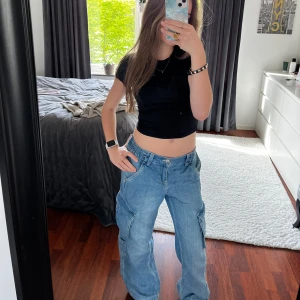 Cargo jeans - As snygga cargo jeans från h&m. Low waist och baggy! Nyskick