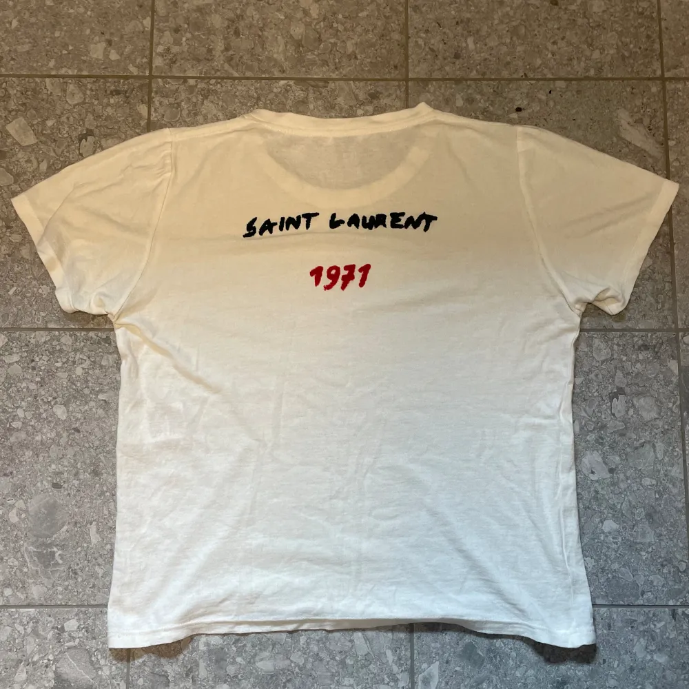 Säljer denna feta saint Laurent t shirt i storlek Xs skick 8/10. T-shirts.