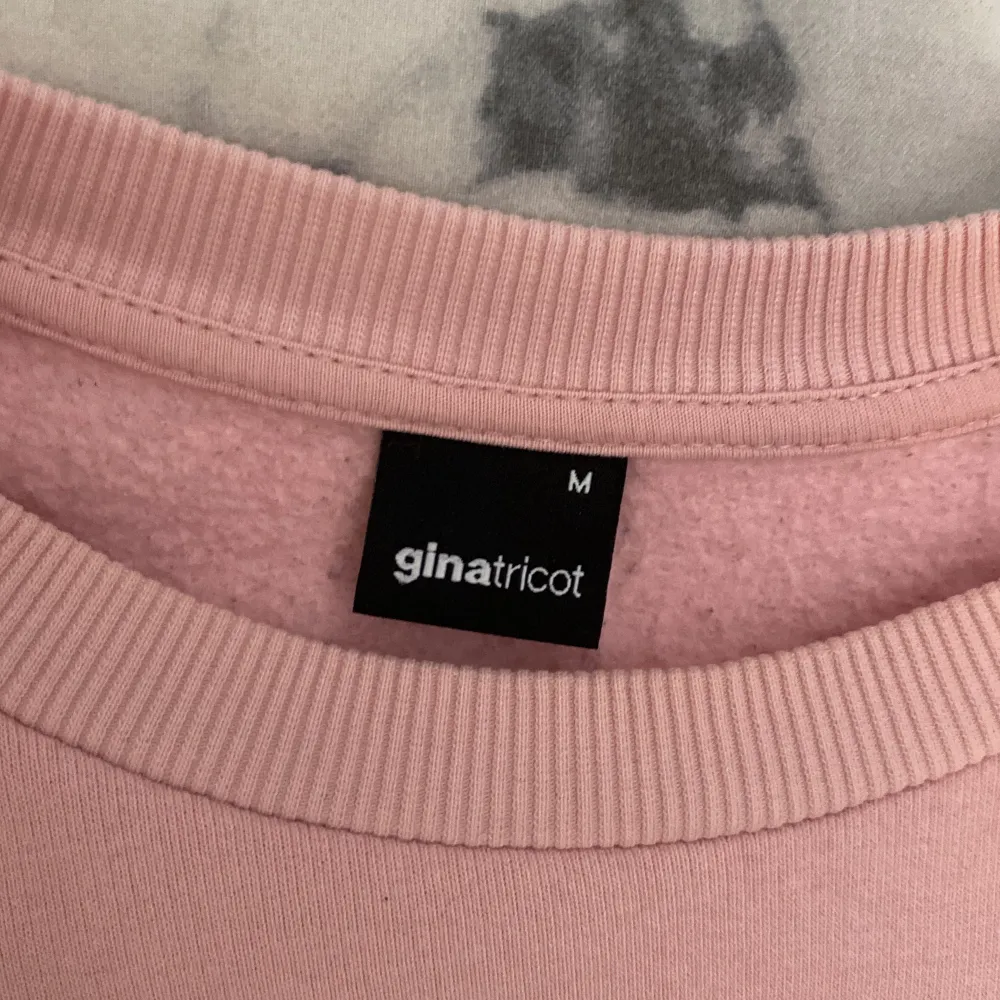 En rosa sweatshirt som är i från Gina. Den är i bra skick🩷. Tröjor & Koftor.