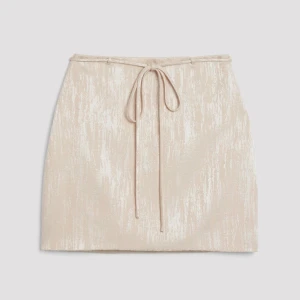 Kjol molly rustas  - Säljer denna kjol från molly rustas kollektion med nakd. Köpte den på sellpy men den va tyvärr för liten. Den är i storlek 36 men skulle säga att den är lite liten i storleken💕