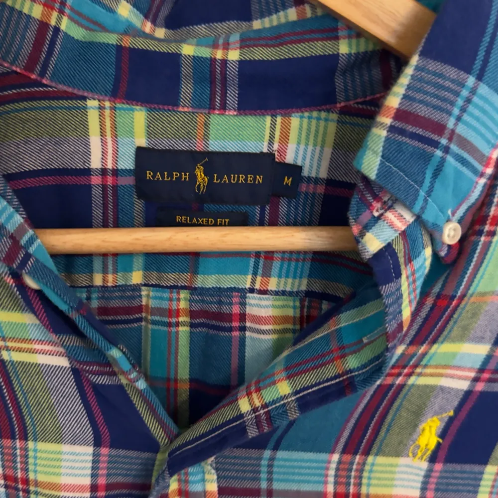 Ralph Lauren storlek M men känns mer som en S . Mycket bra  skick . Skjortor.