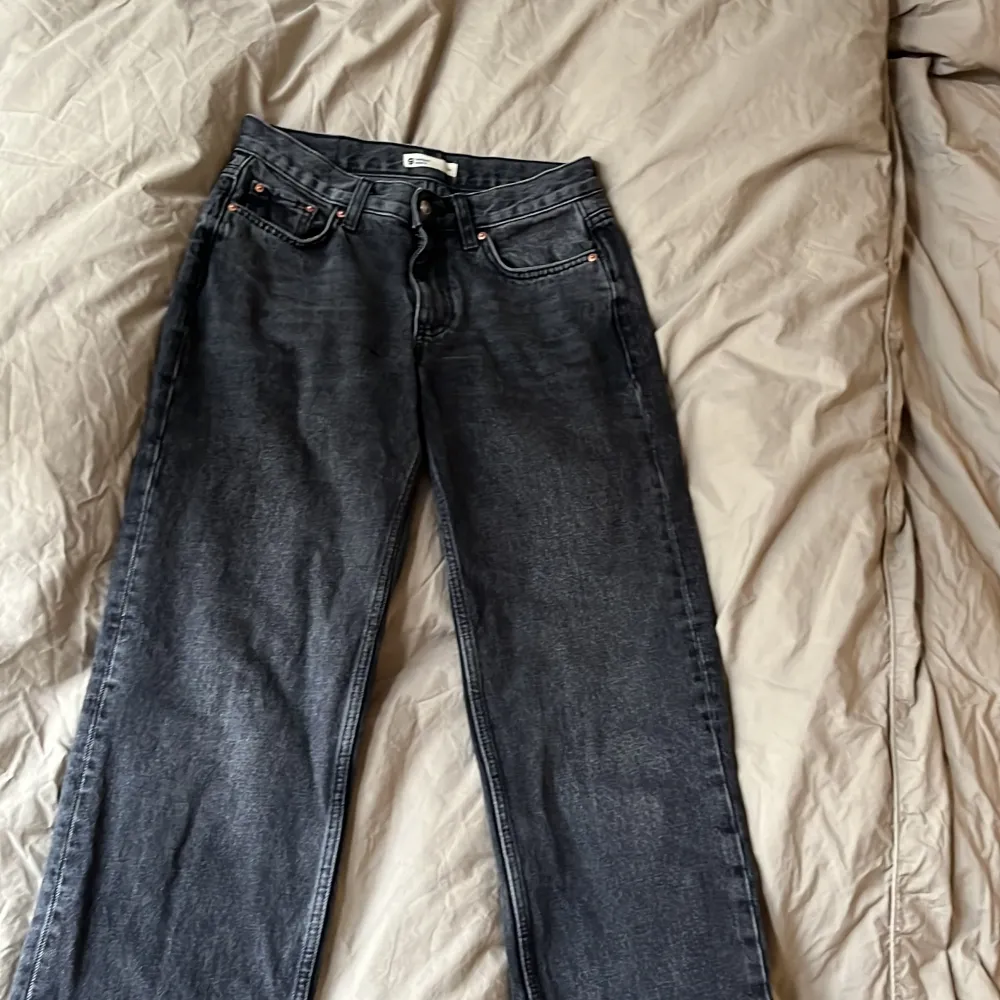 Raka lågmidjade jeans från Gina tricot i strl 34 👖 . Jeans & Byxor.
