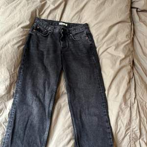 Raka lågmidjade jeans från Gina tricot i strl 34 👖 