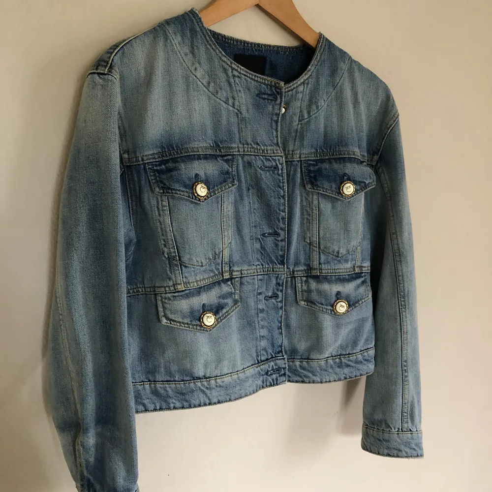 Bought one year ago from FARFETCH and took off the tags because I loved it but I never ended up wearing it.  Brand new without tags, size XS/S. . Jackor.