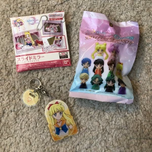 Sailor Moon x Sanrio paket - Oöppnad samlarfigur. 2 nyckelringar (öppnade men oanvända). En liten pouch & öppnad men oanvänd plushie nyckelring. Säljer ALLT för 200kr paketpris.