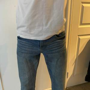 Blåa levis jeans i bra skick storlek 176