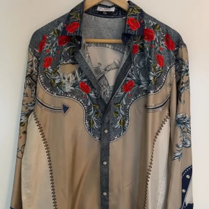 Versace Skjorta - Versace Skjorta i nyskick! Storlek M. Exklusiv i satinmaterial 