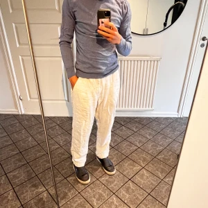 Linnebyxor  - Säljer mina beiga linnebyxor som knappas är använda! Storlek EUR 38, skulle säga att de passar XS och S. Nypris är 599 kronor. Kom gärna med prisförslag!!