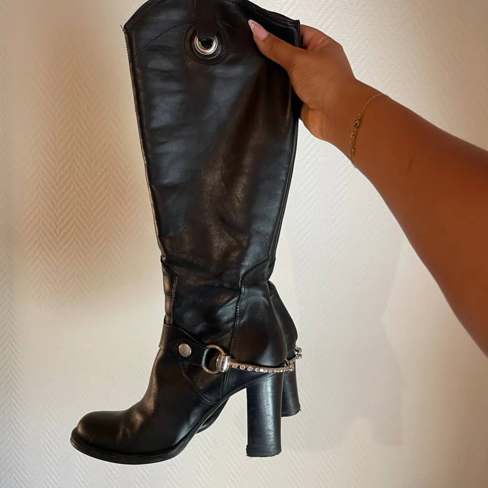 Svarta kneeboots från Bianco Footwear. I storlek 37. Snygga silver detaljer runt ankel som även är avtagbara. Made in Italy. Skor.