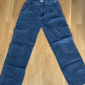 Cargo byxor - Svarta/mörkgråa cargo byxor. Använda väl men okej skick. 