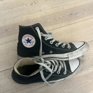 CONCERSE - Svarta converse i fint skick! Säljer då jag har fler par. 