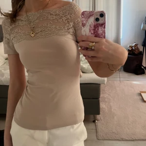 spetstopp - så snygg men kommer tyvärr inte till användning 🥲 inga defekter och skulle säga att färgen är lite lila/beige/rosa 🩷 använd köp nu (säljer en till i annan färg i min profil) 