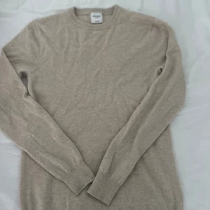 100%Kashmir från John Henric  - Det här är en sjukt snygg tröja från john Henric i 100% Kashmir. Passar till det mesta och är perfekt för sena sommarkvällar respektive vintern. Den är i storlek S och den ända deffekten är en liten fläck som inte syns på magen. 