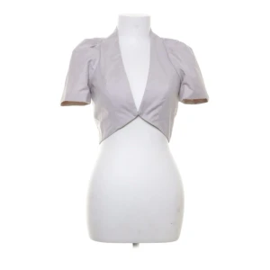 Bolero - Säljer denna ass snygga bolero, köpt från sellpy🩷