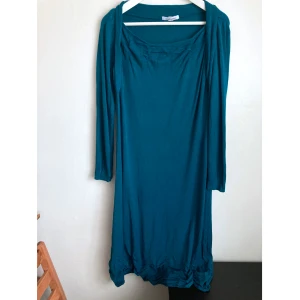 Petrol blå stickad midi klänning, 40 M, långärmad, turkos, draperad, klassisk, vardagsklänning - Mörkturkos finstickad klänning med draperad krage från Steilmann. Mått i cm: bröstvidd 51; axelbredd 38; längd fram från axeln 103; ärmlängd 58.