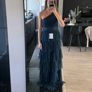 Balklänning - Superfin helt ny och oanvänd balklänning med alla lappar kvar. Passar perfekt till studentbal eller som bröllopsgäst. Helt slutsåld på hemsidan. Storlek 34 och passar mig som är 175 cm + klackar. Säljes pga att jag har en likadan i annan färg. 🌸☀️