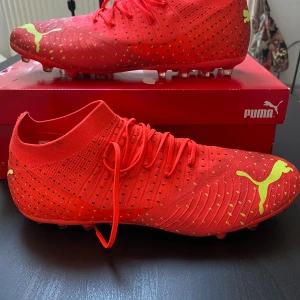 Puma future  - Säljer mina Future puma fotbollsskor som bara legat på hyllan. Endast använda 3-5 gånger och säljer dom nu för riktigt lågt pris. Nypris 900 Mitt pris 300