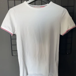 Moncler t shirt - Skön moncler t shirt. Köpt av fashion store här på plick men va för liten. Såklart äkta och är perfekt inför sommaren. Hör av dig vid intresse👍
