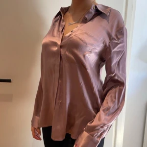 Lila blouse🪻 - Säljer min snygga blouse ifrån Day Birger et mirkelsen, 95% mulberry silk, storlek 36 nypris 2300kr🪻🫧