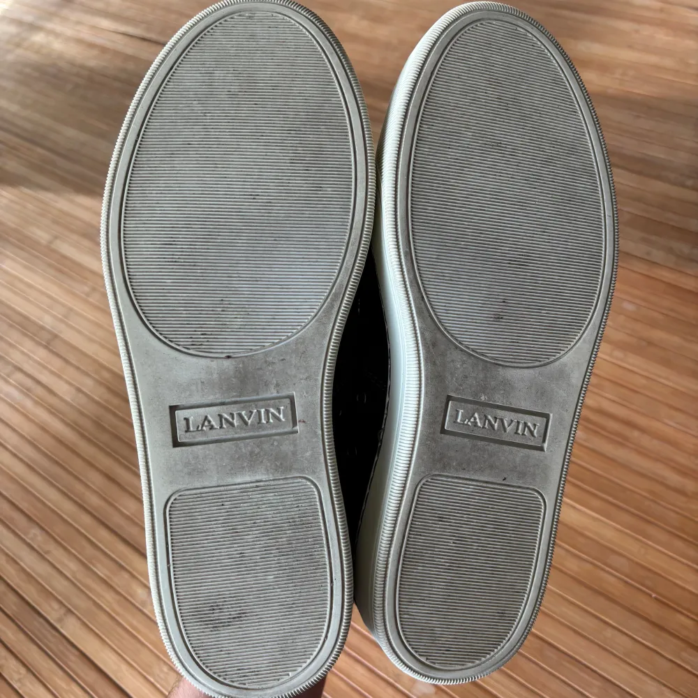 Vi säljer dessa Lanvin skor i jättebra skick, dustbag tillkommer vid köp. Storlek UK6, vilket passar dig som har 41. 14 dagars returrätt och autenticitets garanti. . Skor.