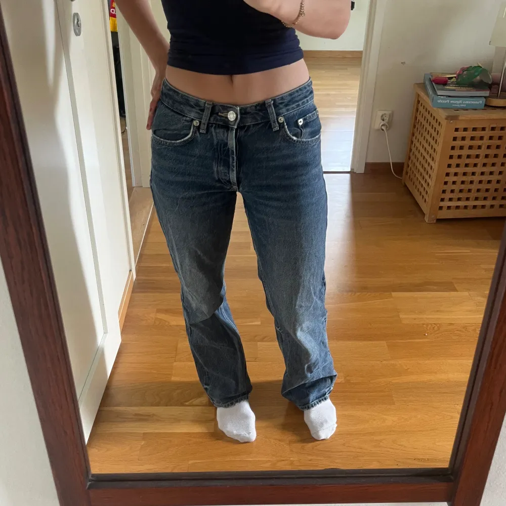 Snygga midwaist jeans från Zara. (Stryks innan dem levereras).  Raka och i bra skick.  Säljs till högstbudande. Jeans & Byxor.