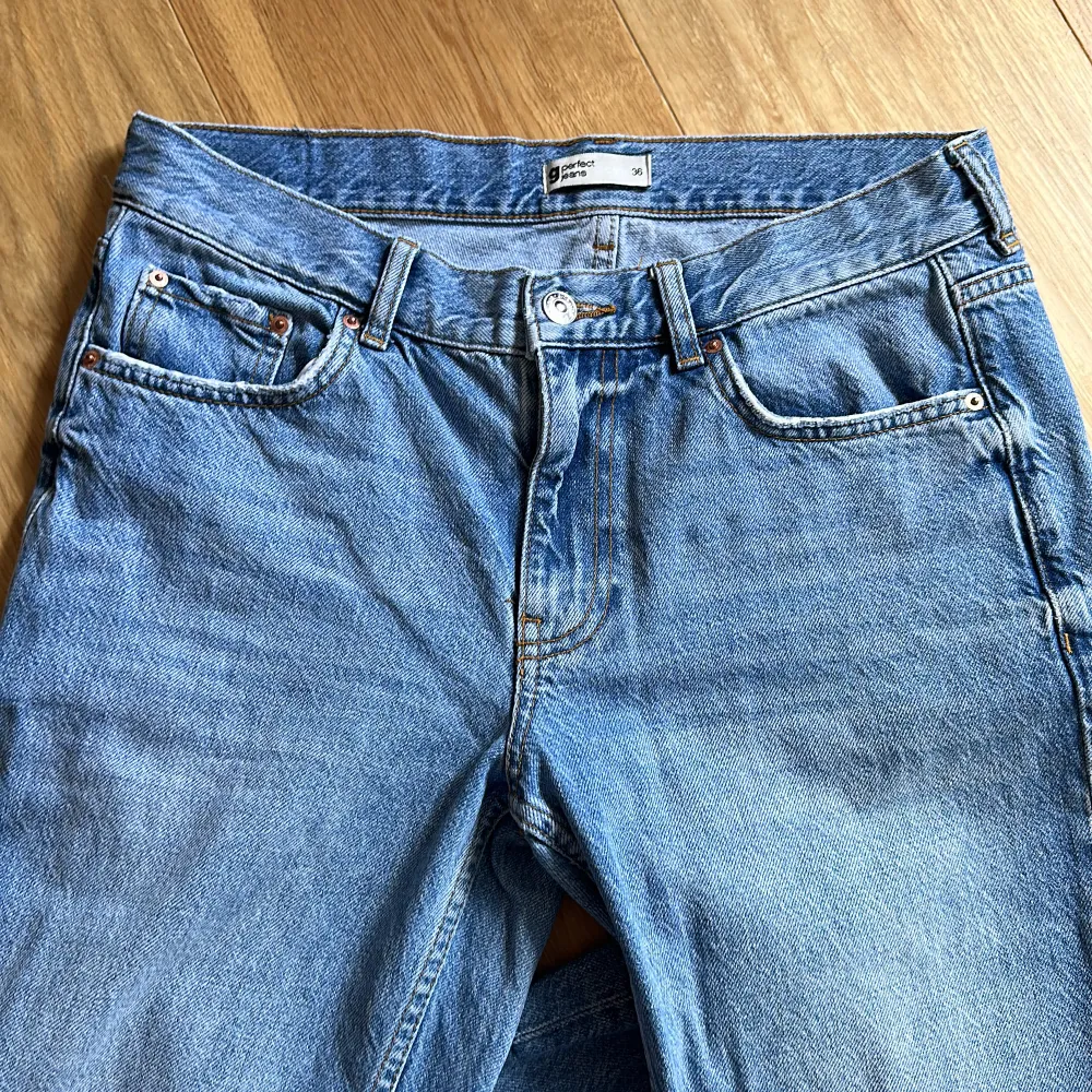 Fina ljusblåa Gina Tricot Jeans i storlek 36. Använda endast ett fåtal gånger. Nypris: 499kr. Jeans & Byxor.