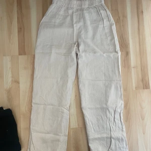 Linnebyxor  - Beiga linnebyxor okej skick med resår i midjan. Skriv vid frågor!