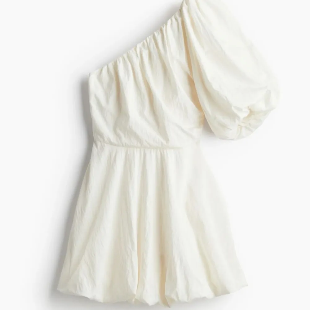 Eftertraktade ”Puffig one-shoulder klänning” från hm. Helt oanvänd med lapparna kvar. Den är helt slutsåld på hm💕. Klänningar.