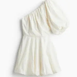 Eftertraktade ”Puffig one-shoulder klänning” från hm. Helt oanvänd med lapparna kvar. Den är helt slutsåld på hm💕
