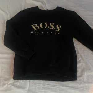 Hugo boss tröja  - Använd men är i bra skick  Äkta Hugo boss tröja storlek S