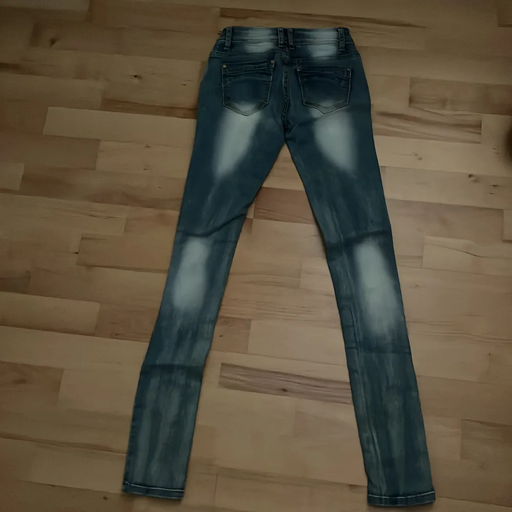 Tight modell och låg midja. Strl XS. Mycket fint skick.. Jeans & Byxor.
