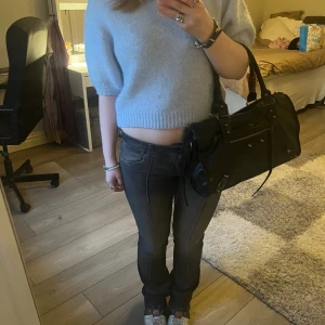 jättesnygg stickad tröja❤️ - superfin stickad tröja med lite kortare ärm i fint skick från zara som inte säljs längre❤️