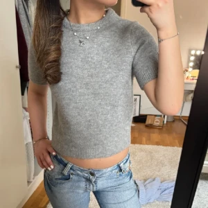 Stickad kortärmad  - Säljer min trendiga tröja från zara som inte kommer till användning, använd fåtal gånger💕💕 storleken är M men passar s/xs/xxs jätte bra också! 