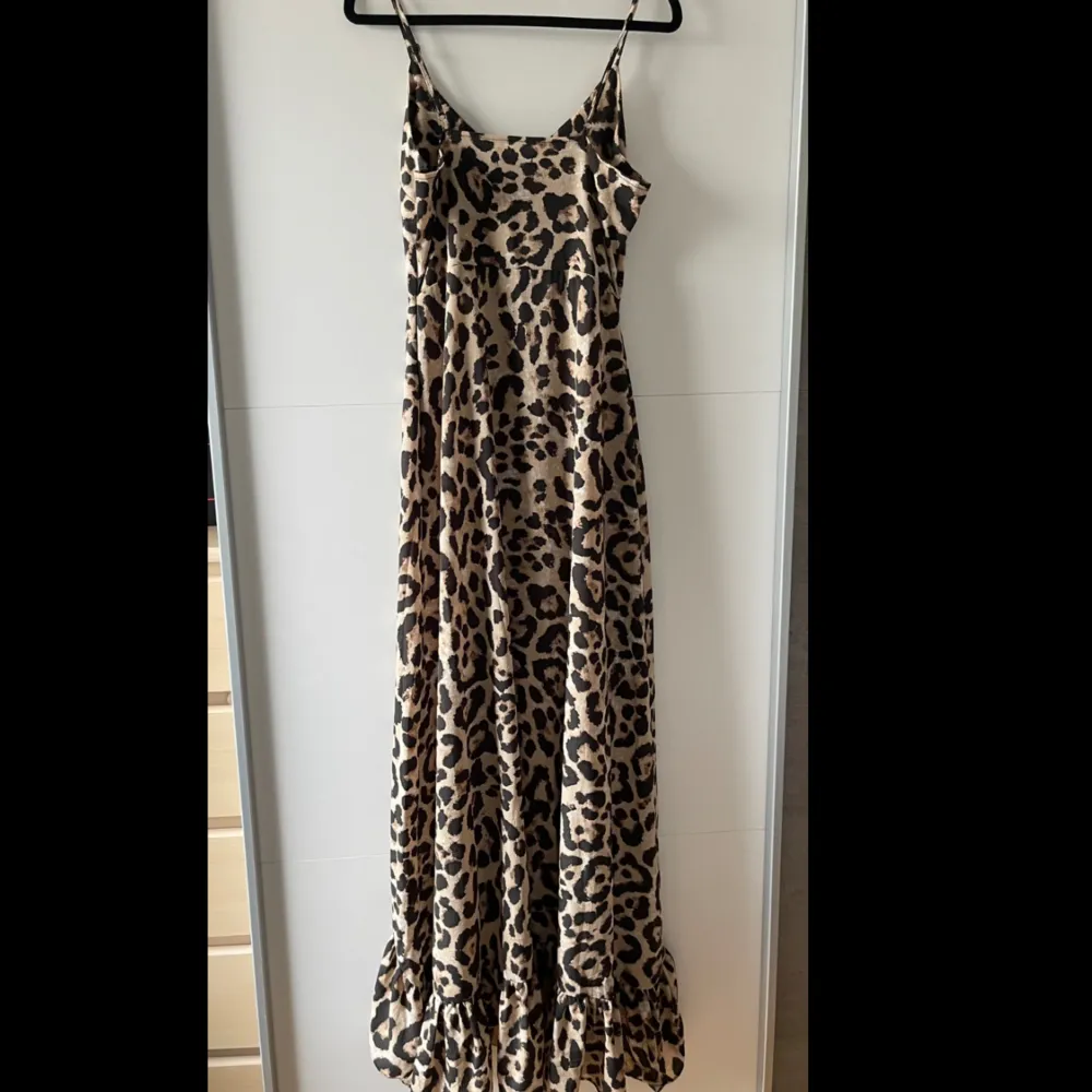Lång leopard print klänning med ett slit på benet från Boohoo. Jag köpte den sommaren 2023 men har endast använts 1 gång. Jätte bra skick. Obs, kan tvättas och strykas om önskas 🤗. Klänningar.