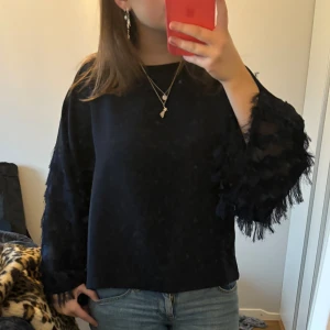 Fin fjäderblus - Så fin topp med fjädrar från hm. Mörkblå!!