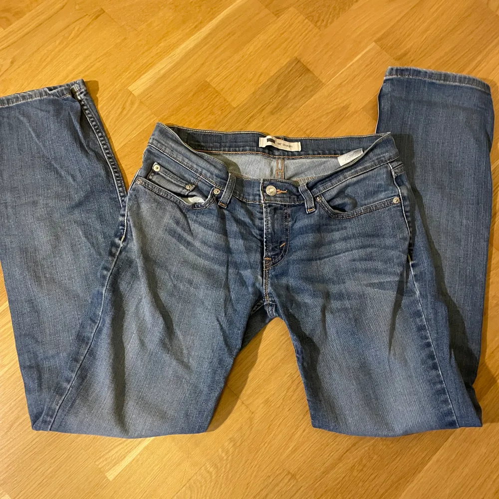 Snygga, lågmidjade, straight Levi’s jeans. De är i bra skick men kan vara lite slitna på vissa ställen. Midjemått: 40cm rakt över. Innerbenslängd: 76cm.. Jeans & Byxor.